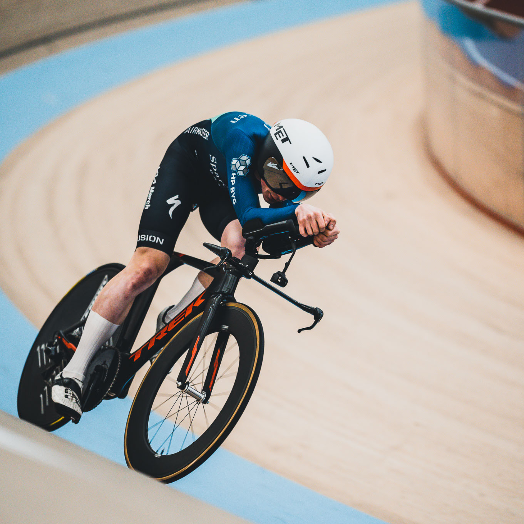 aerodynamic velodrome test with aerosensor on TT bike with Fusion Sportswear